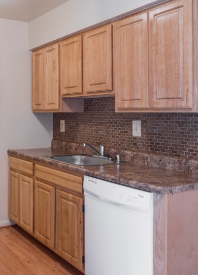 southwood townhome tile backsplash and white appliances