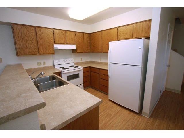 3-beroom townhome on Schofield with wrap around kitchen, ample canites