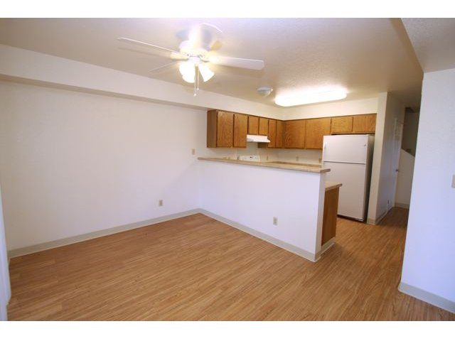 3-bedroom townhome on Schofield with nice size dining room