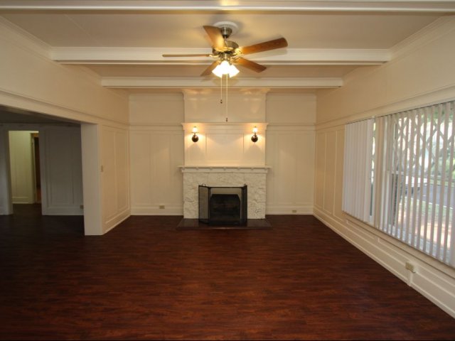 5-bedroom historic woodie on Schofield, large living room