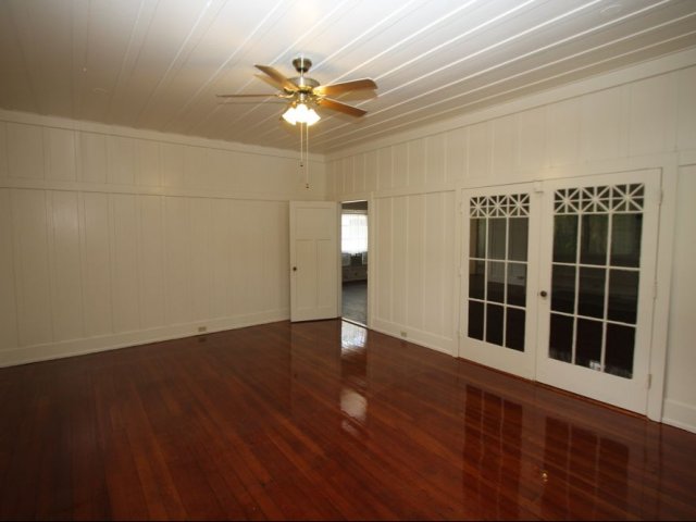 5-bedroom historic woodie on Schofield, front entry