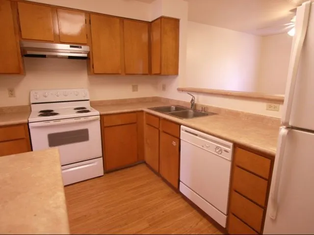 3-bedroom two story townhome in HMR with large kitchen