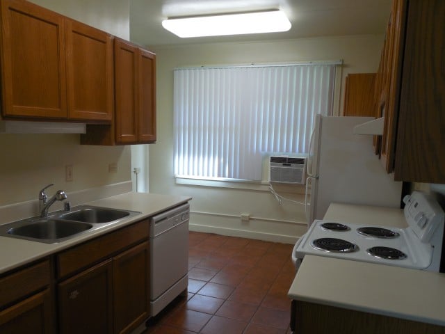2BR single level duplex on Wheeler, large kitchen with cherry cabinets with breakfast nook
