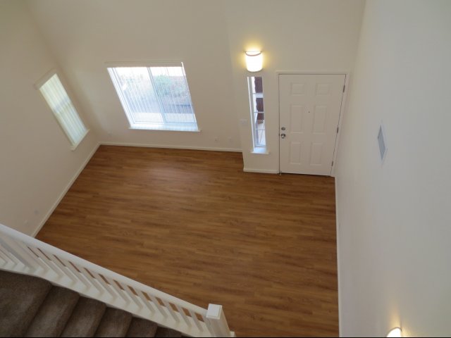 4-bedroom SO home on FTSH, Simpson Wisser, livng room with loft ceiling