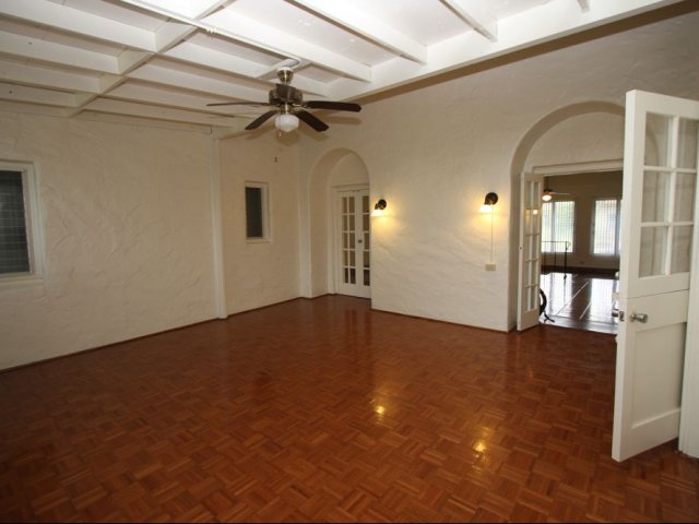 5-bedroom stucco on Wheeler, enclosed back lanai for entertaining