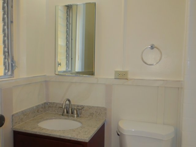 4-Bedroom Senior Officer Home on Schofield Barracks, master bath