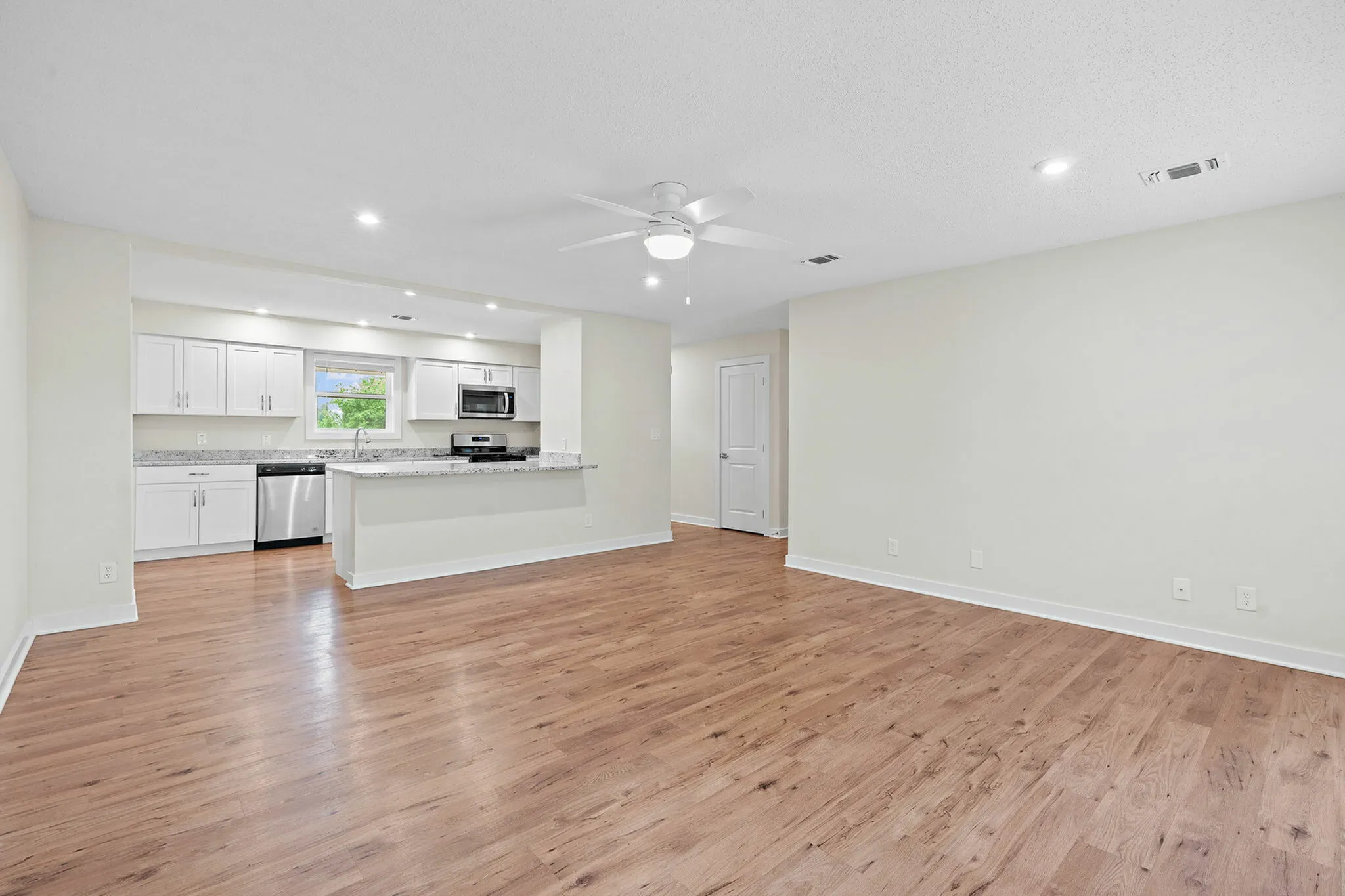 Enjoy conversations while cooking thanks to the open floor design