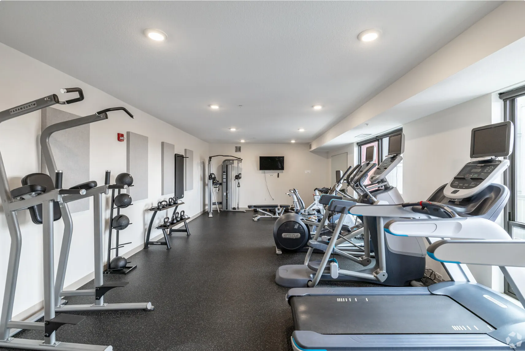 Bright and modern fitness center with state-of-the-art treadmills, elliptical machines, and weight training equipment.