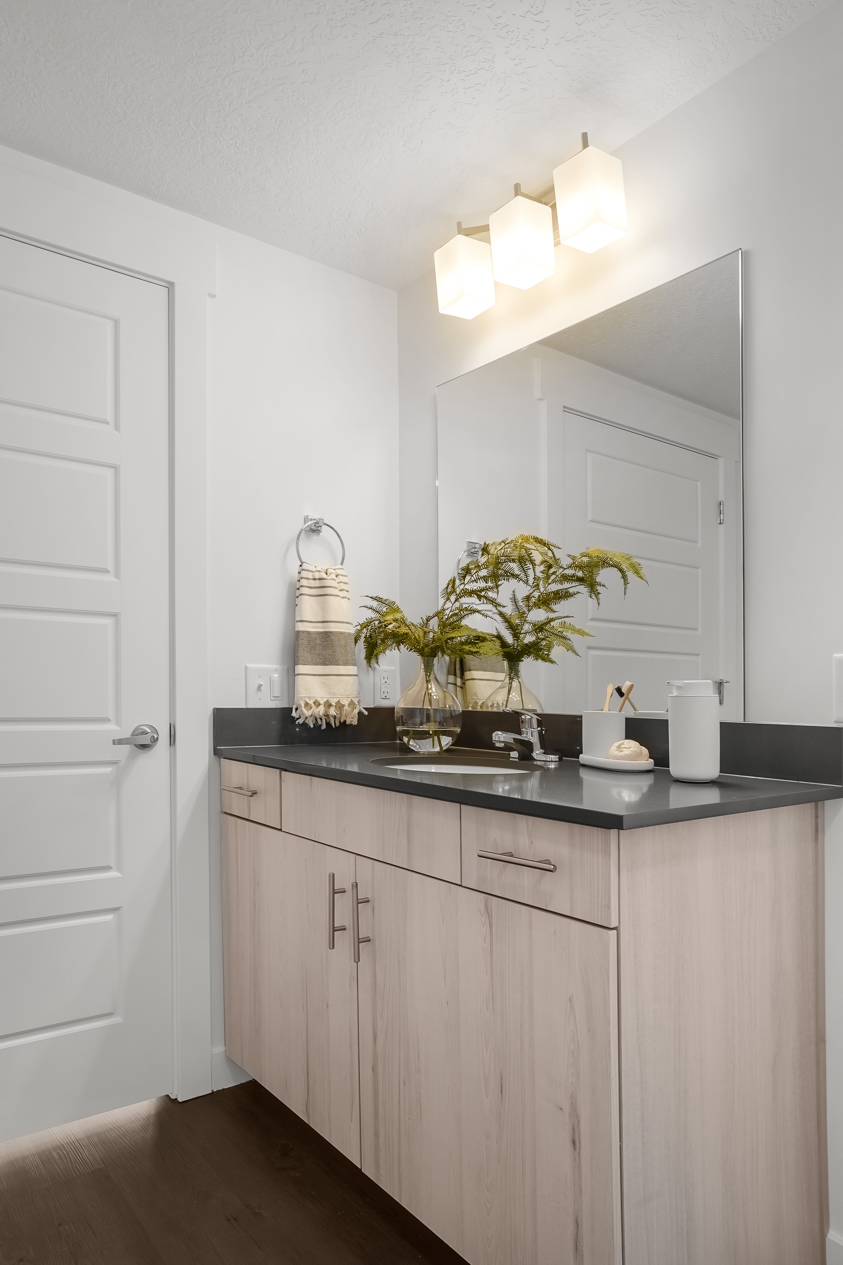 View Photos Moda Glenwood