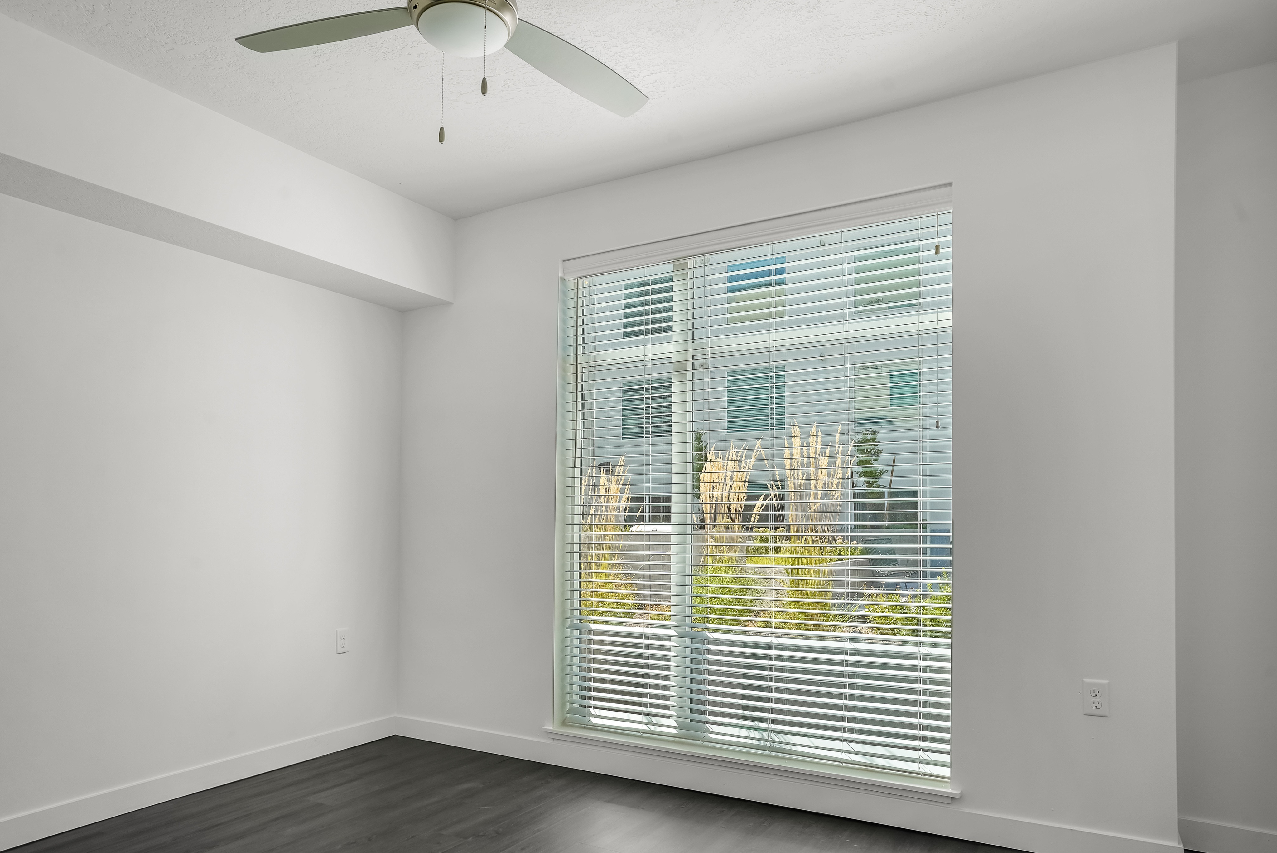 View Photos Moda Glenwood