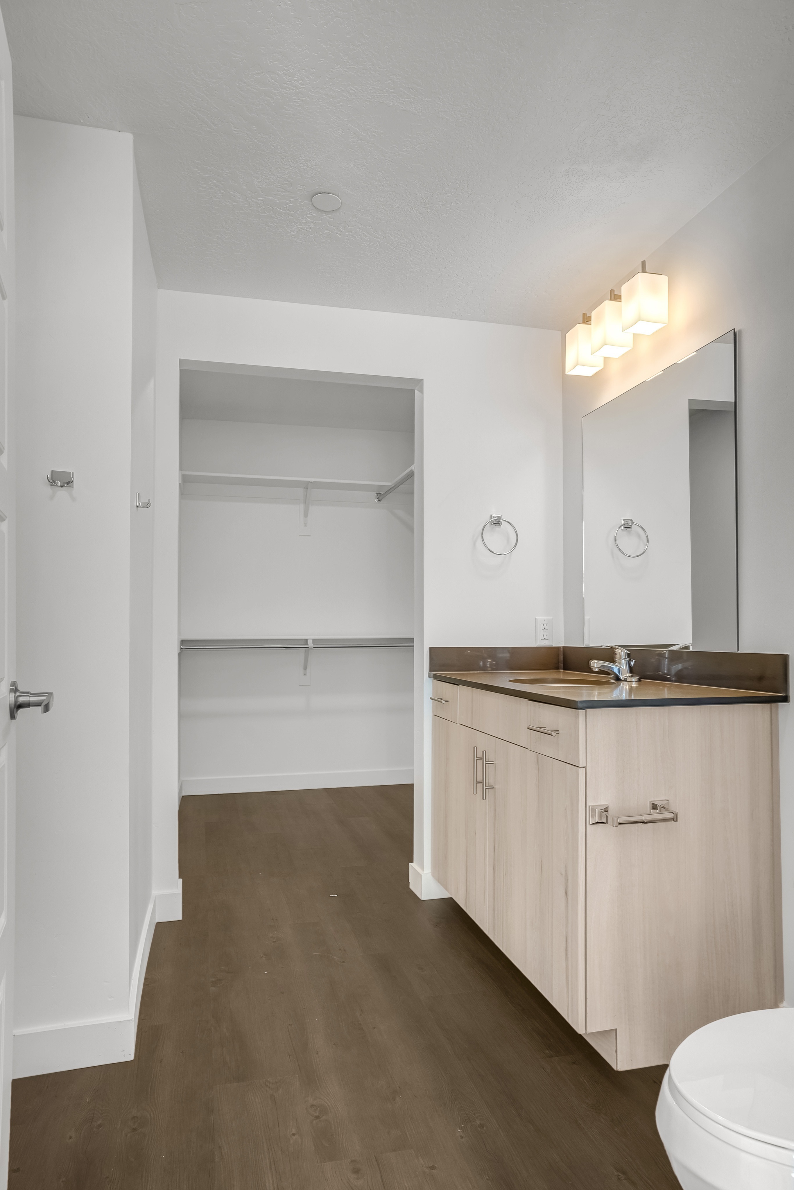 View Photos Moda Glenwood