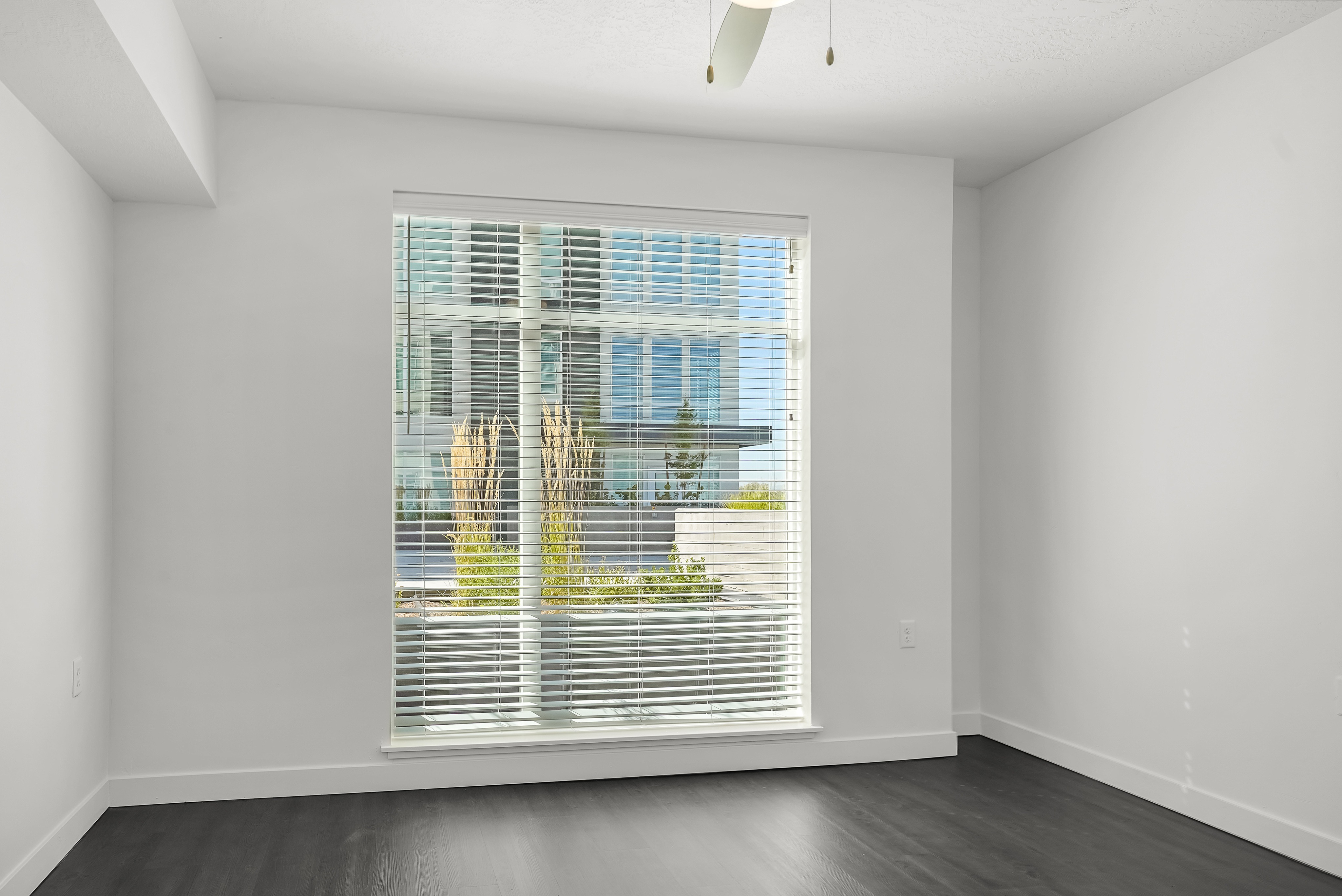 View Photos Moda Glenwood