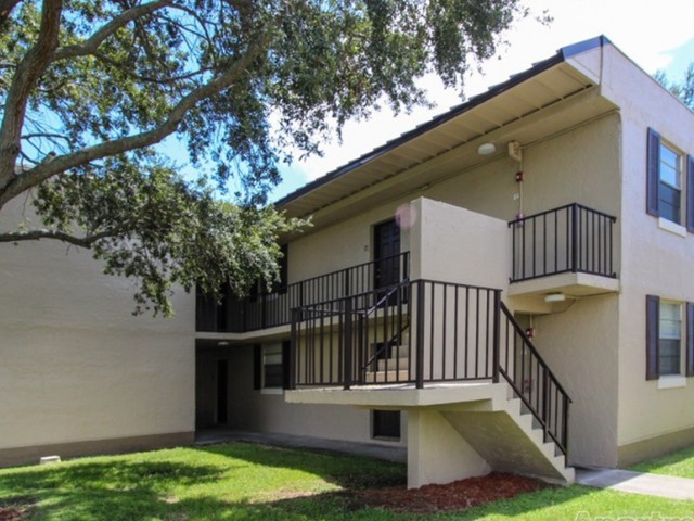 Hollywood Apartment Living at Sunset Palms-image