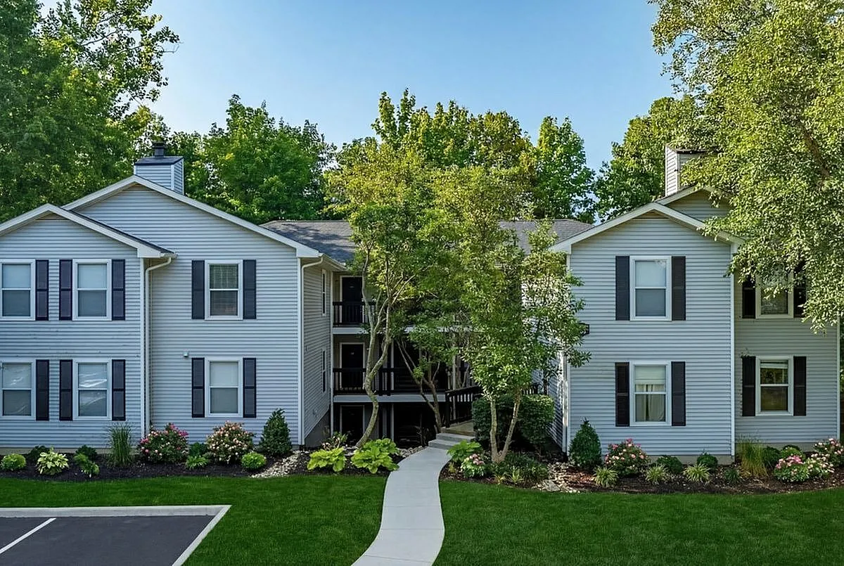 Charming residential apartment building with well-maintained landscaping and lush green surroundings, offering a tranquil living environment at Retreat at Stillmeadow Apartments in Columbus.