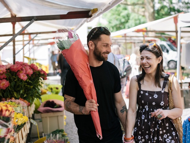 couple shopping at farmers market modera garden oaks apartment homes for rent