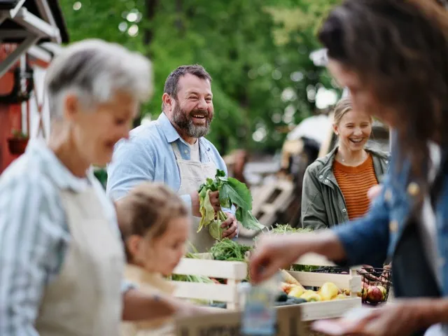 people at farmers market modera riverview apartment homes for rent in tn