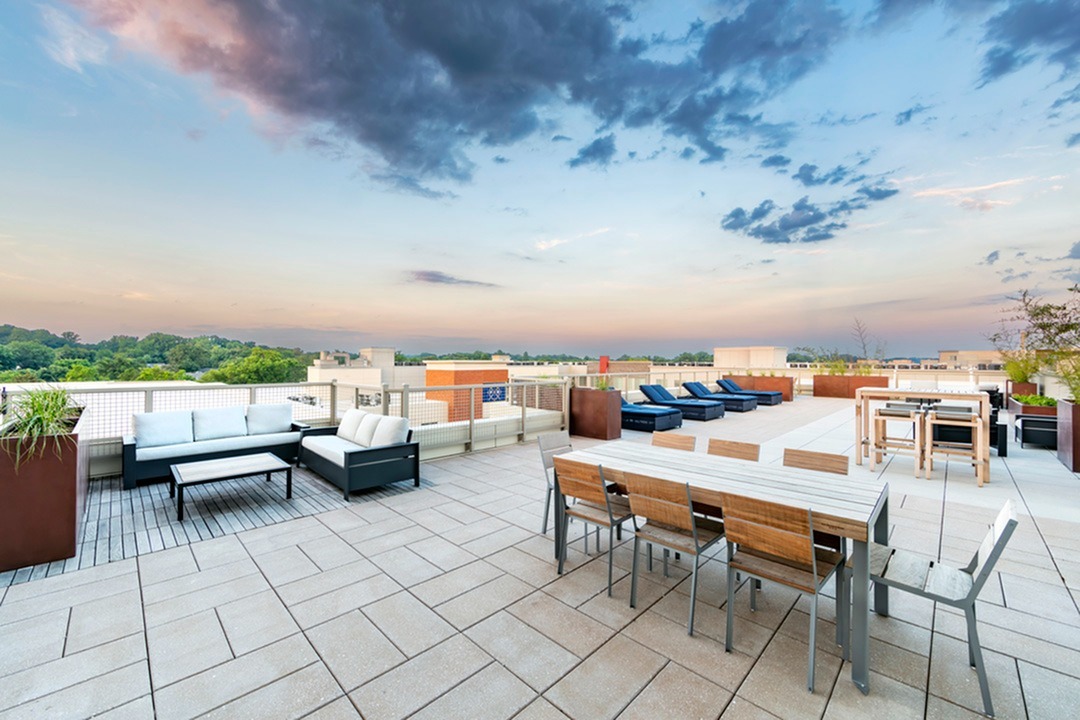 Image of rooftop seating area at Verso Founders Row