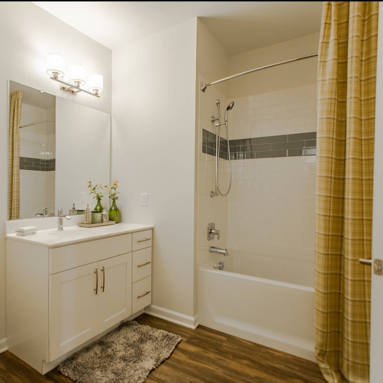 Modera 55 Spa-like bathtub featuring tile surround