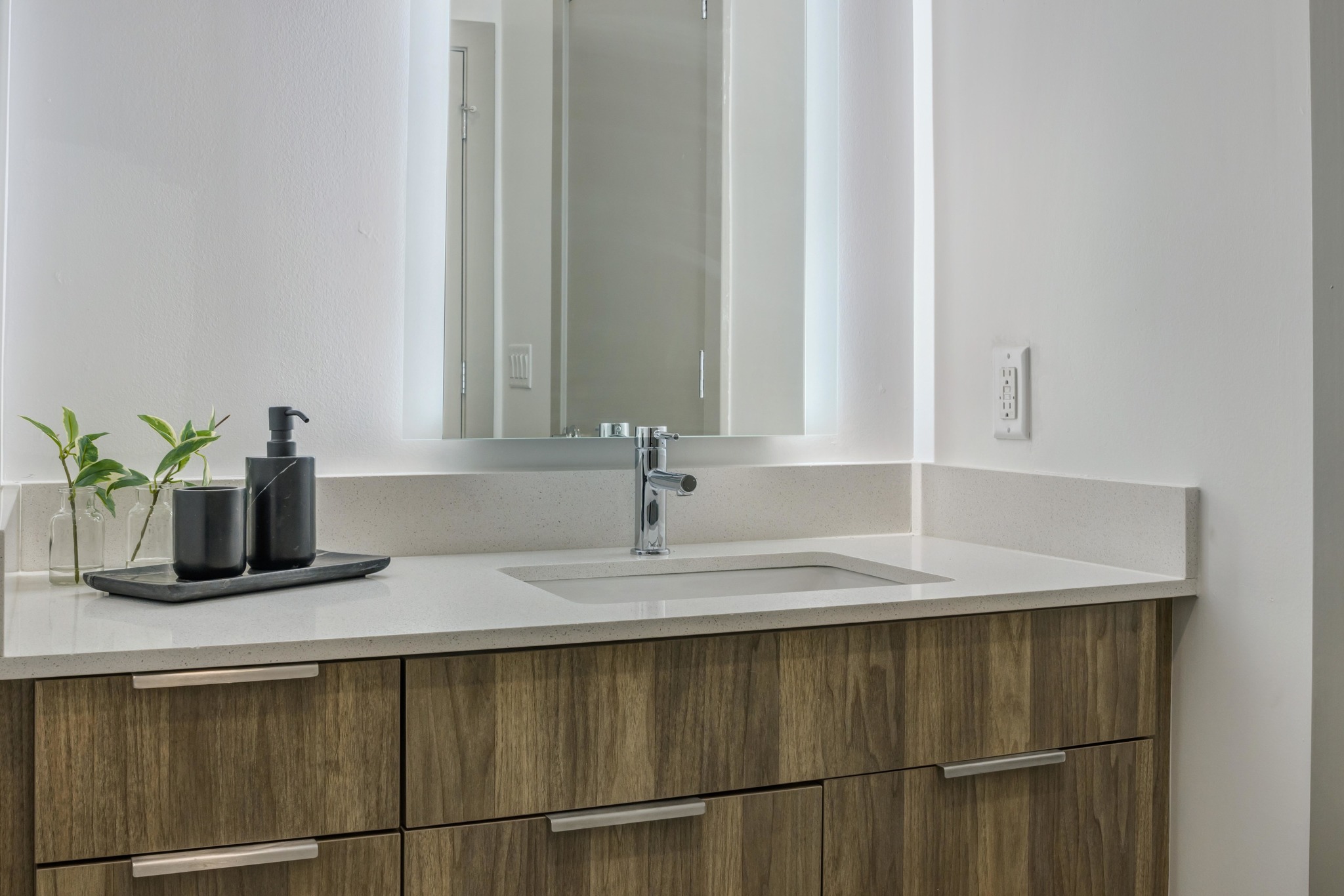 modera woodbridge apartments edge-lit mirrors in Woodbridge, NJ