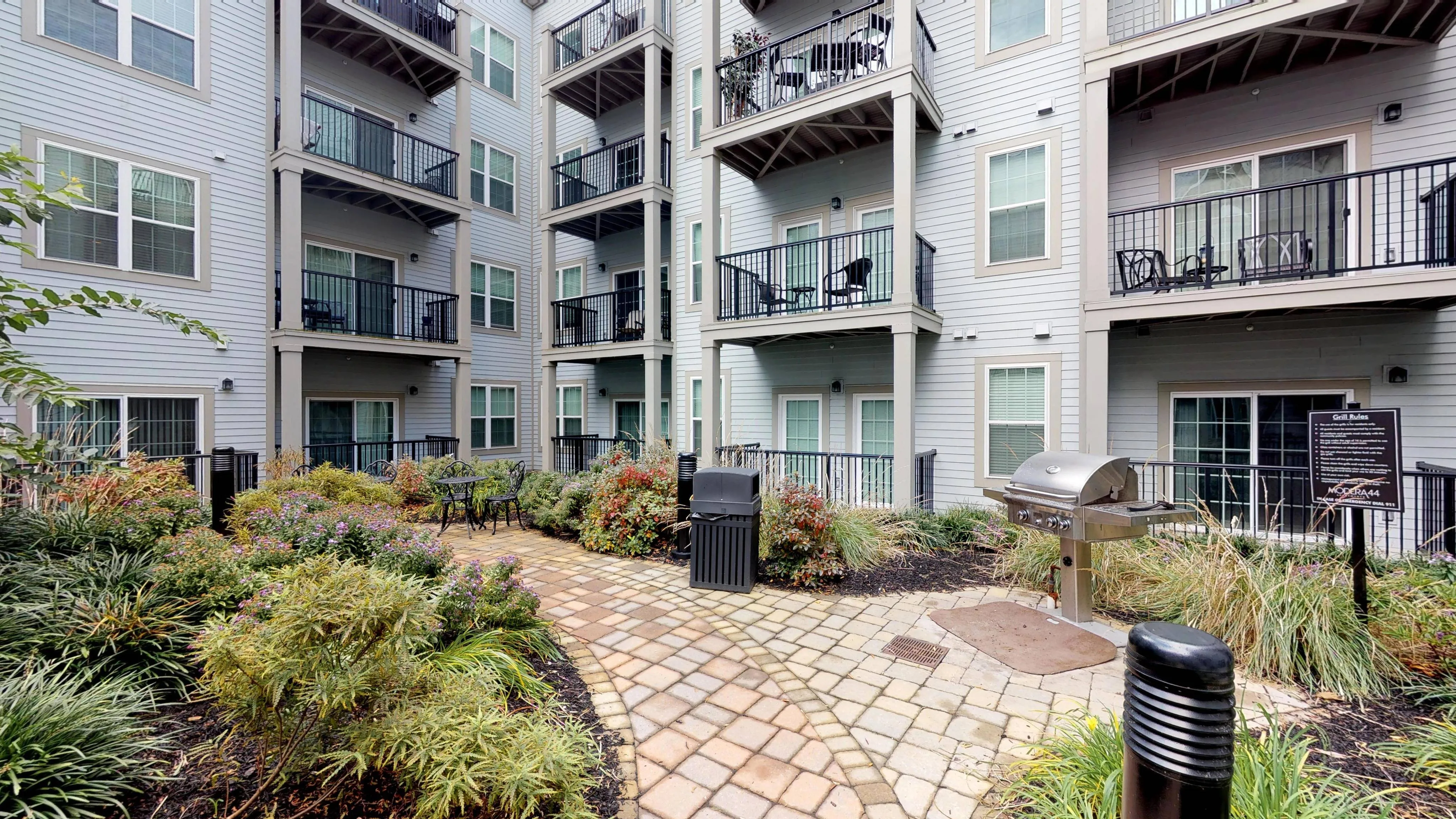 Outdoor courtyard with Barbecue grills