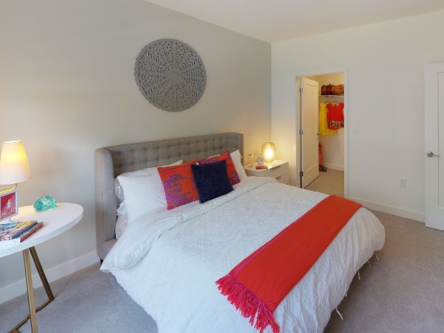 King-sized bedroom image