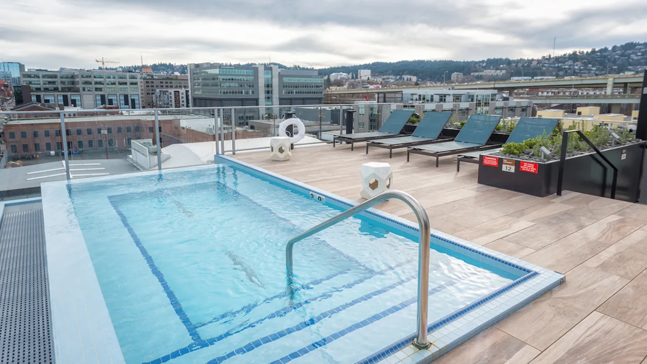 Rooftop desk with infinity spa