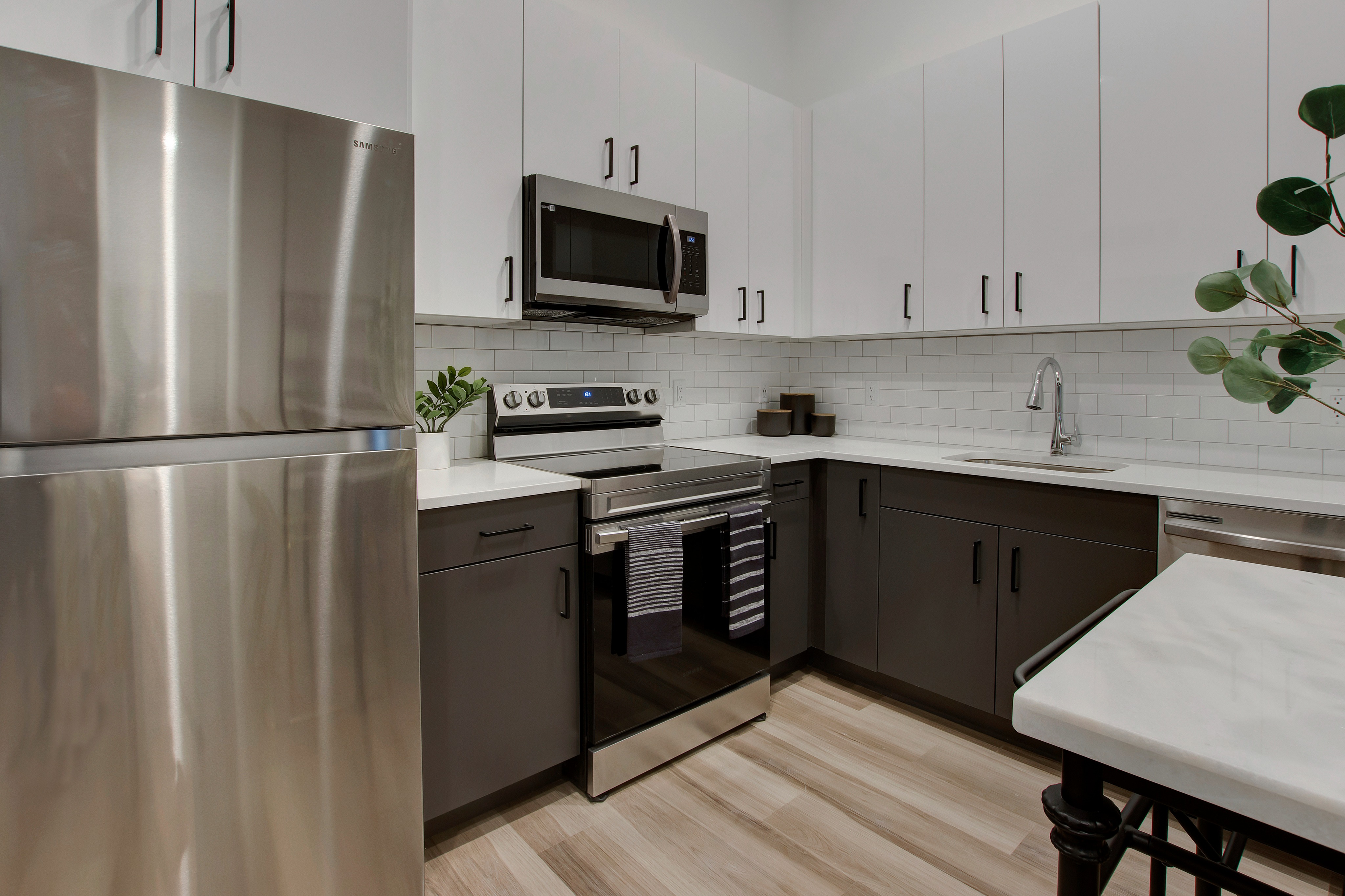 two tone apartment cabinetry at modera berkeley heights apartments new jersey