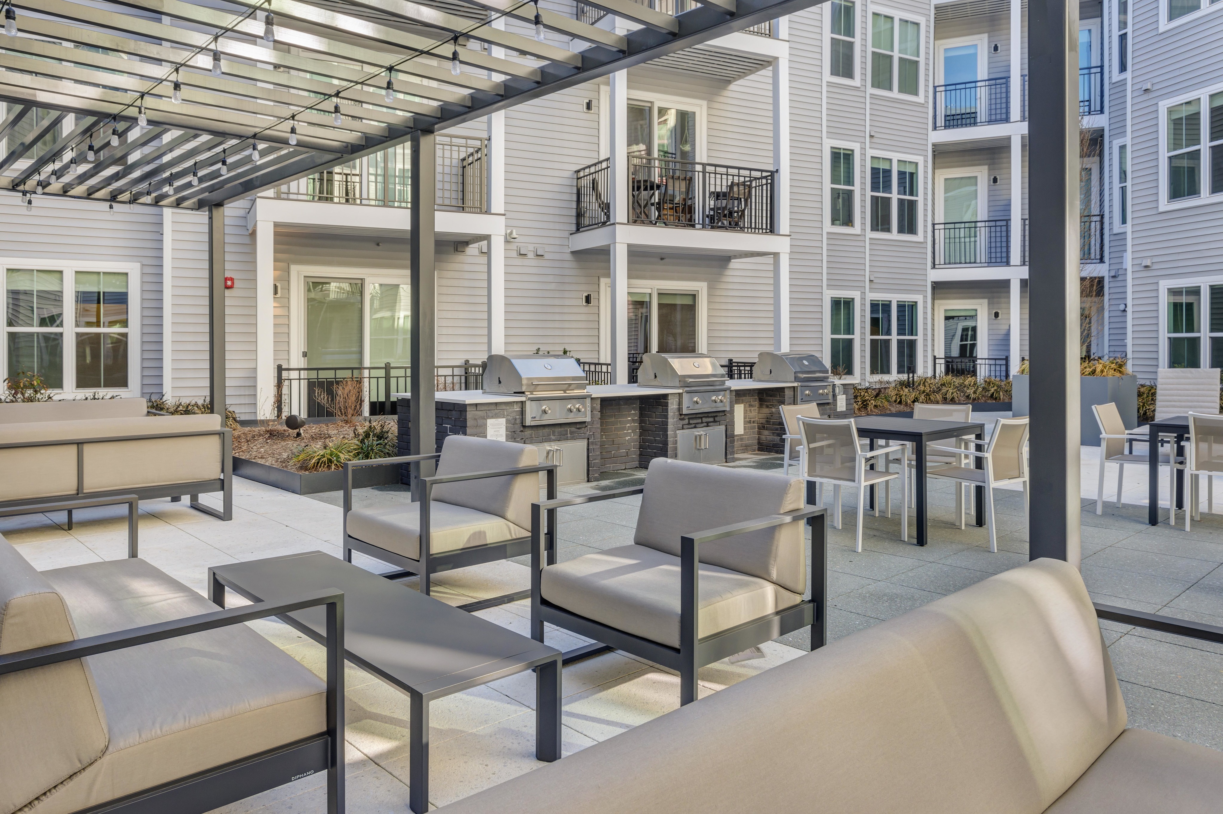 outdoor barbecue social lounge at modera woodbridge apartment homes in Woodbridge, NJ