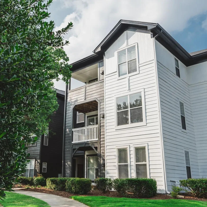 Alister Lake Lynn apartments in Raleigh lush landscaping with large greenspace