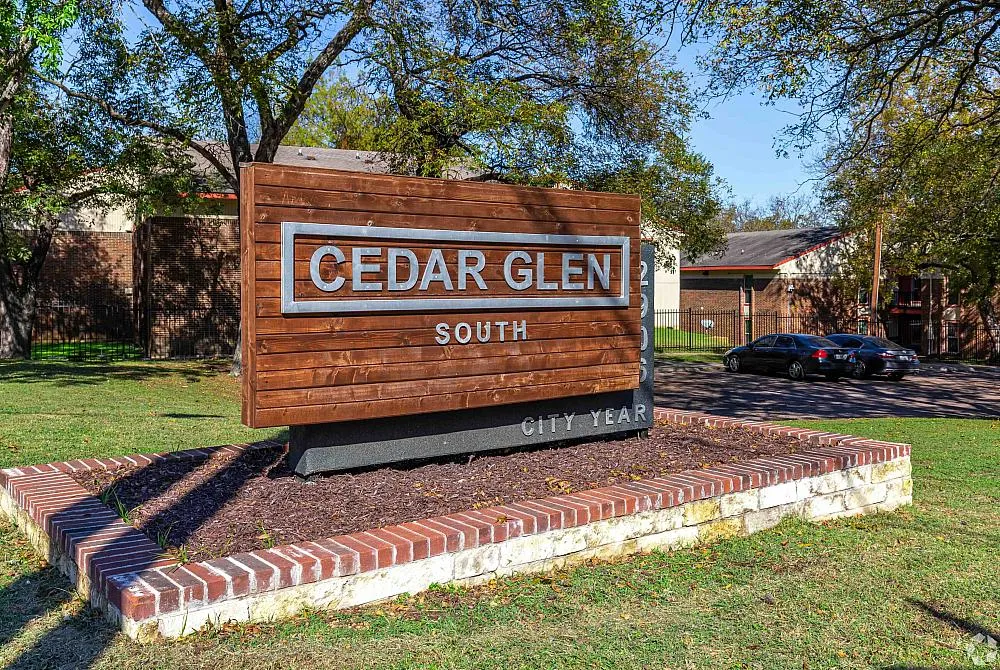 Cedar Glen South entrance sign in Dallas