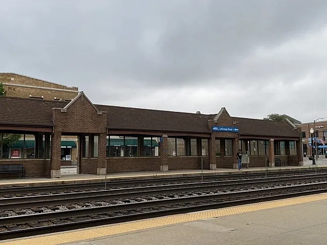Justice Metra Station Tracks