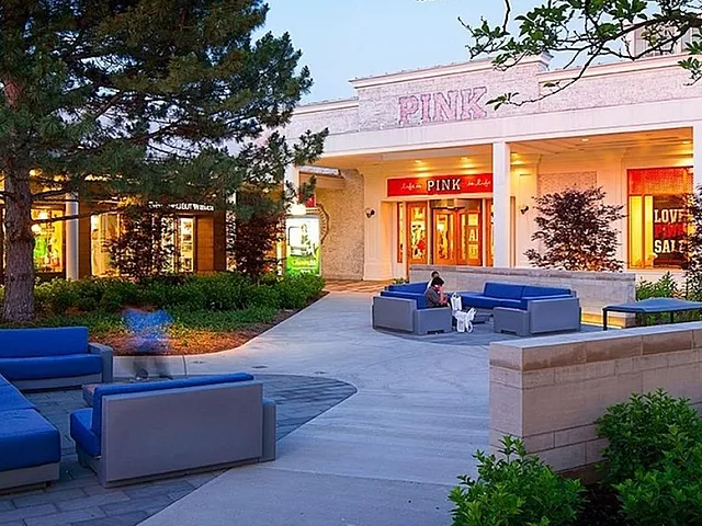 Oakbrook Center Pink Store