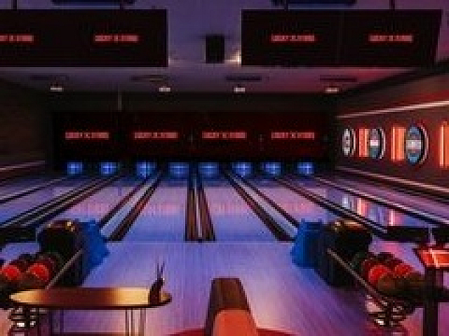 Bowlero Aurora Interior