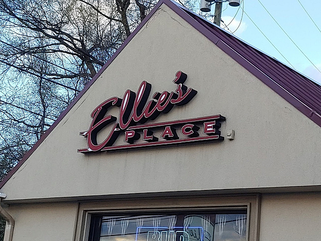 Ellis' Grill Exterior