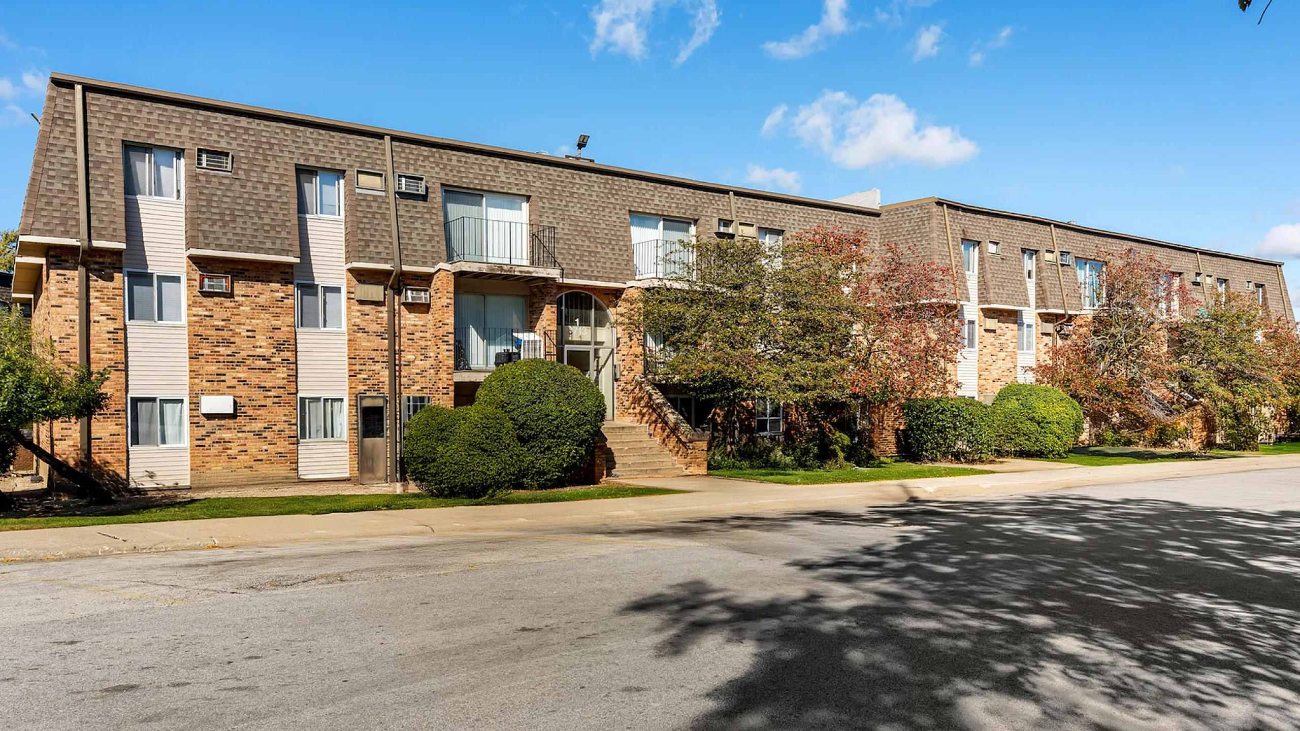 1-, 2-, and 3-Bedroom Apartments Near Chicago in Justice-IL