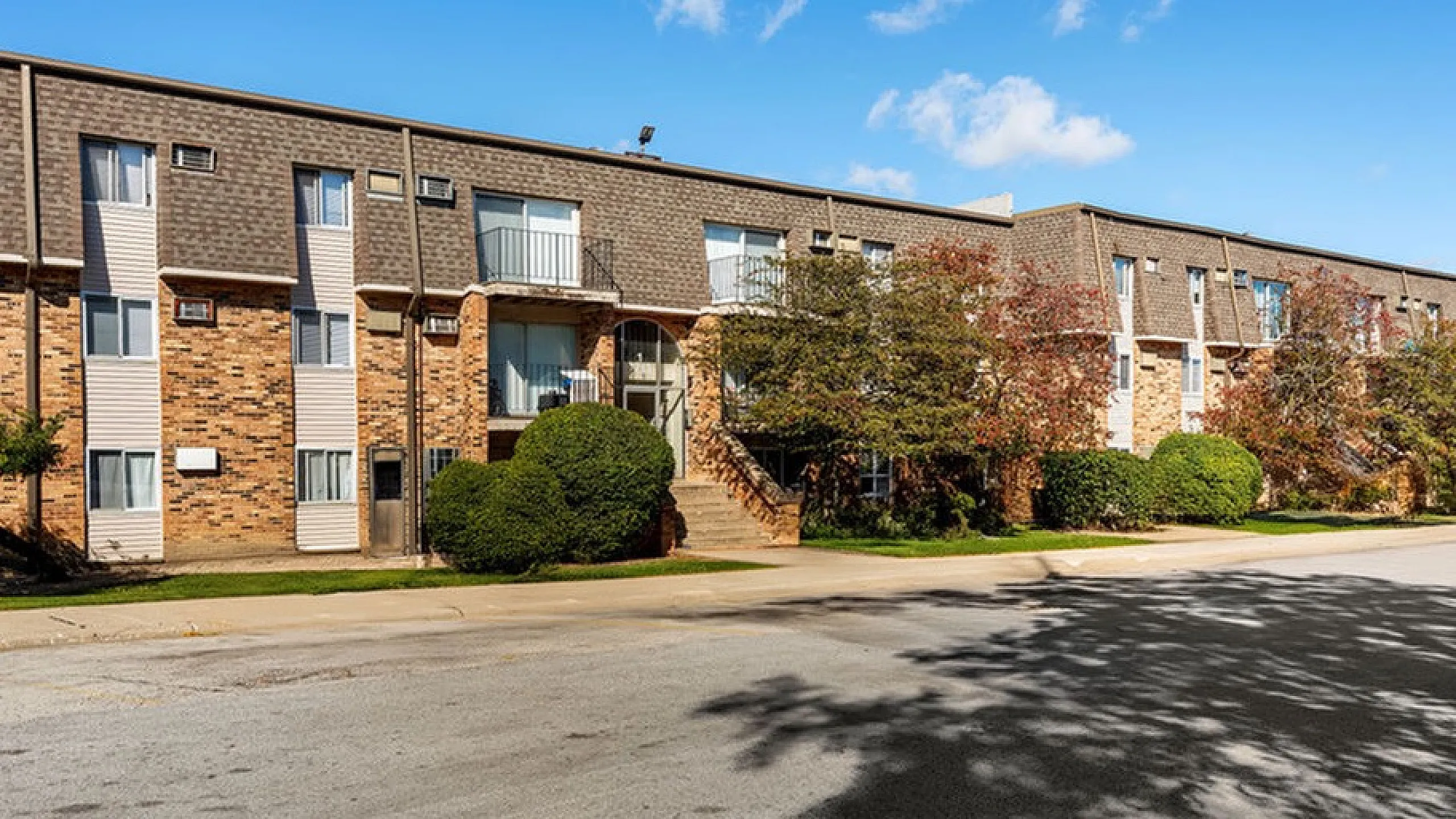 1-, 2-, and 3-Bedroom Apartments Near Chicago in Justice-IL