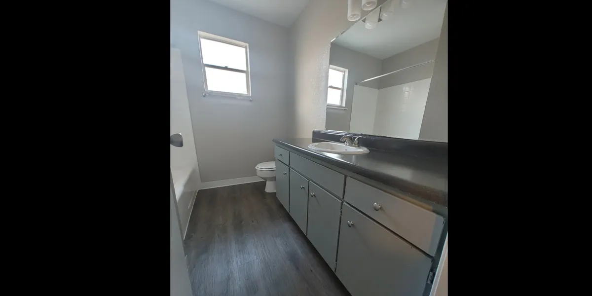Bathroom 1 - right