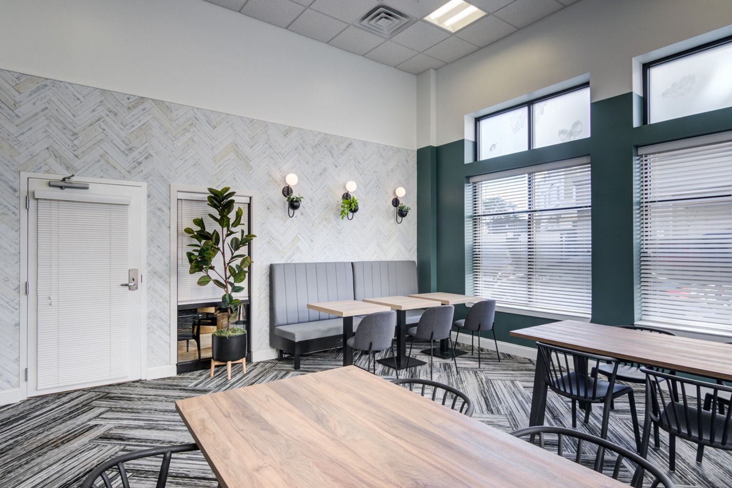 Apartments For Rent Near UConn, Storrs Oaks on The Square