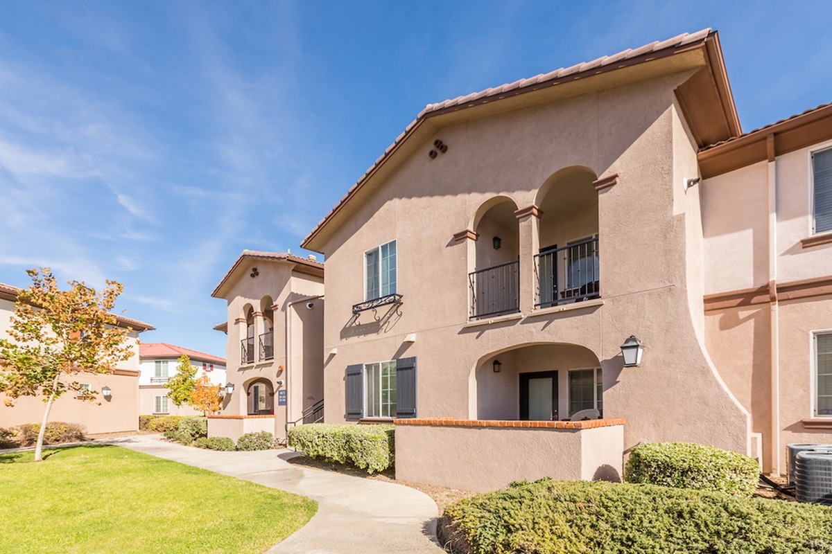 Photos Apartments For Rent in Riverside Viano at Riverwalk