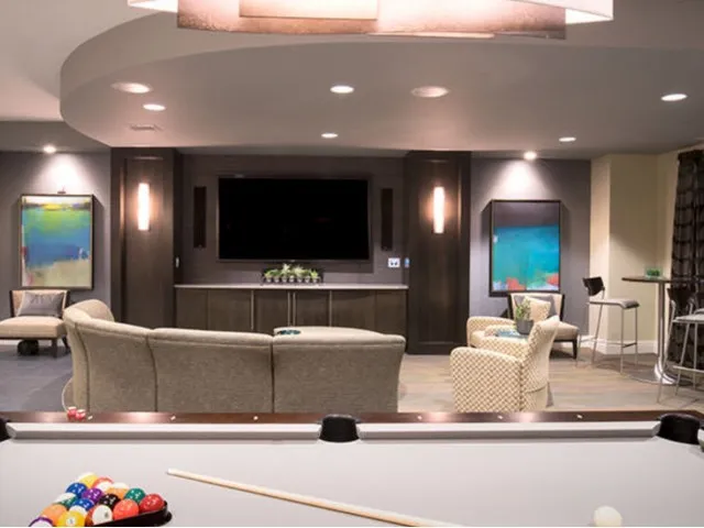 Exclusive lounge with billiards, coffee bar and 90