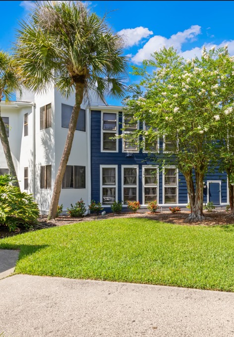 Model kitchen at Avana Lakeview Apartments in Clearwater, FL, featuring stainless steel appliances and white counters.