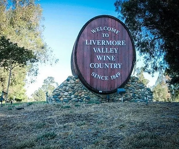 Charming entry sign to Livermore Valley Wine Country surrounded by lush greenery, perfect for wine enthusiasts and nature lovers.