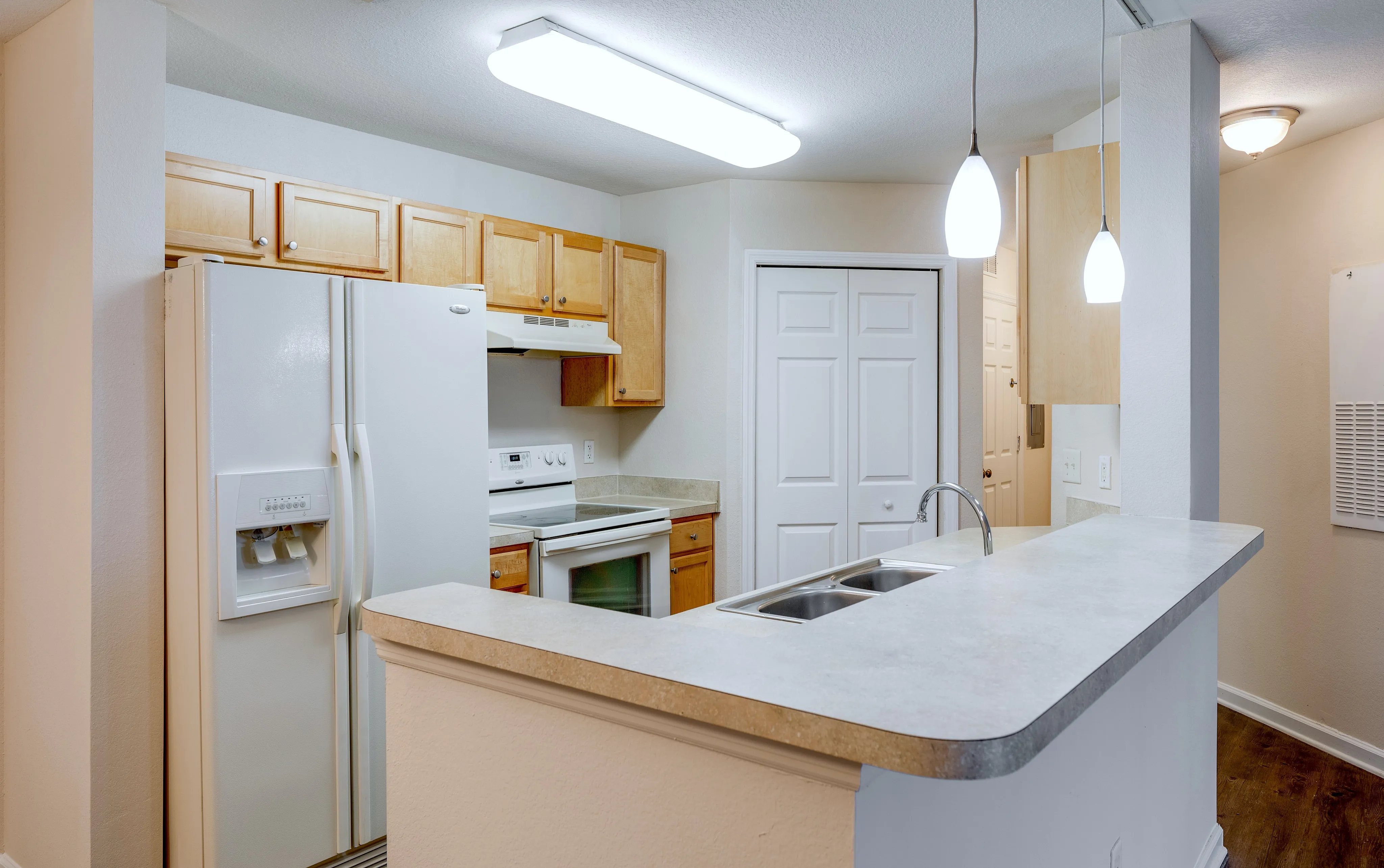 Fully equipped kitchen with breakfast bar.