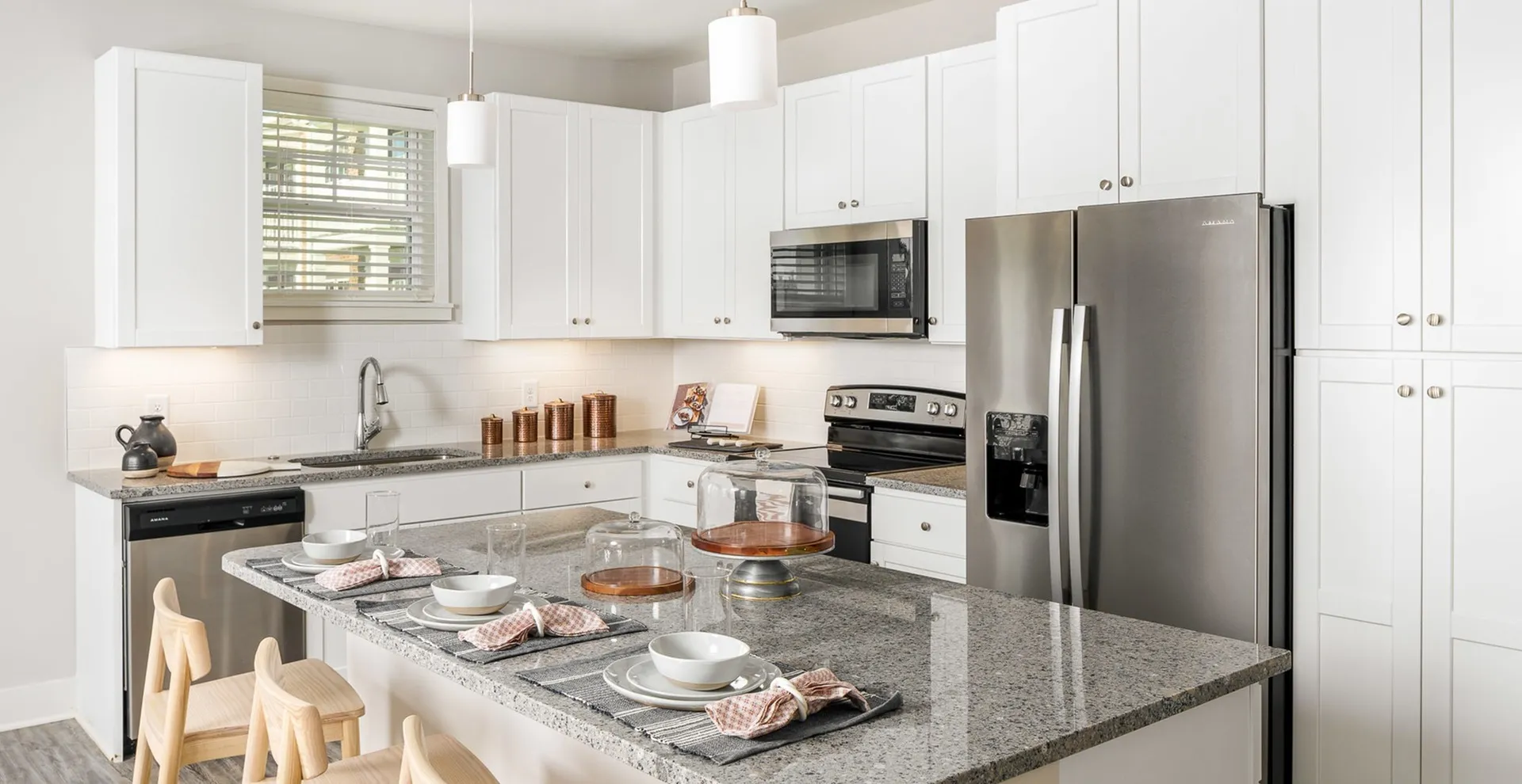 Apartment Home Living & Kitchen