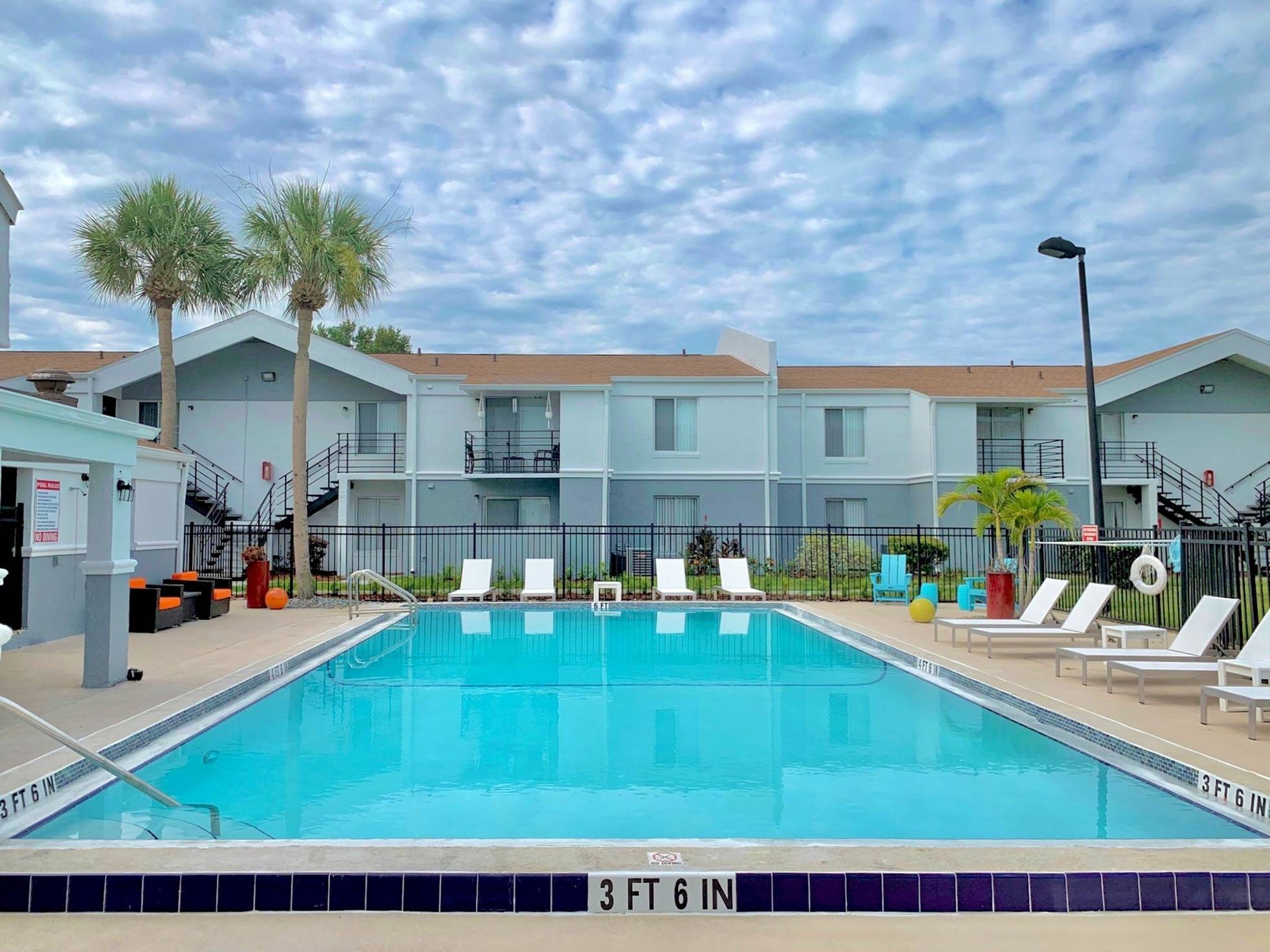 Tropical Pool & Sundeck