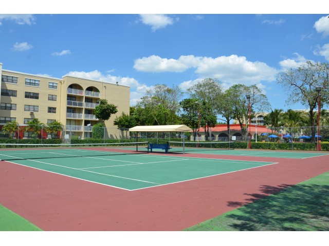 Image of 2 Lit Tennis Courts for Country Club Towers