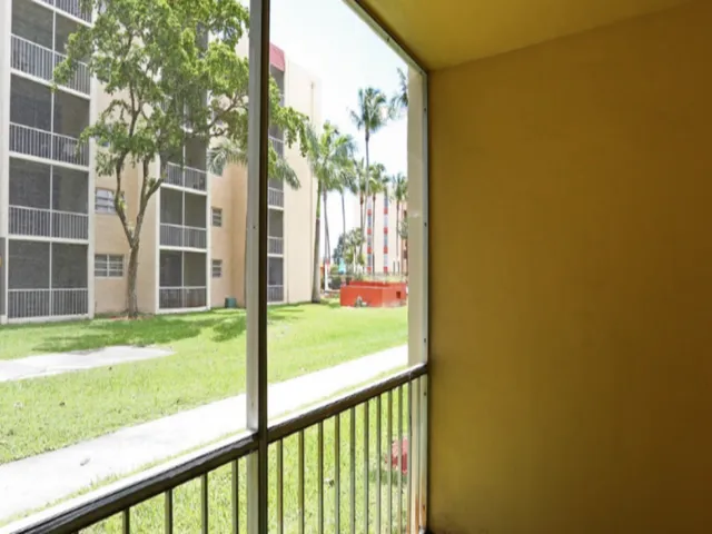 Image of Screened in Balconies for Inverrary 441 Apartments