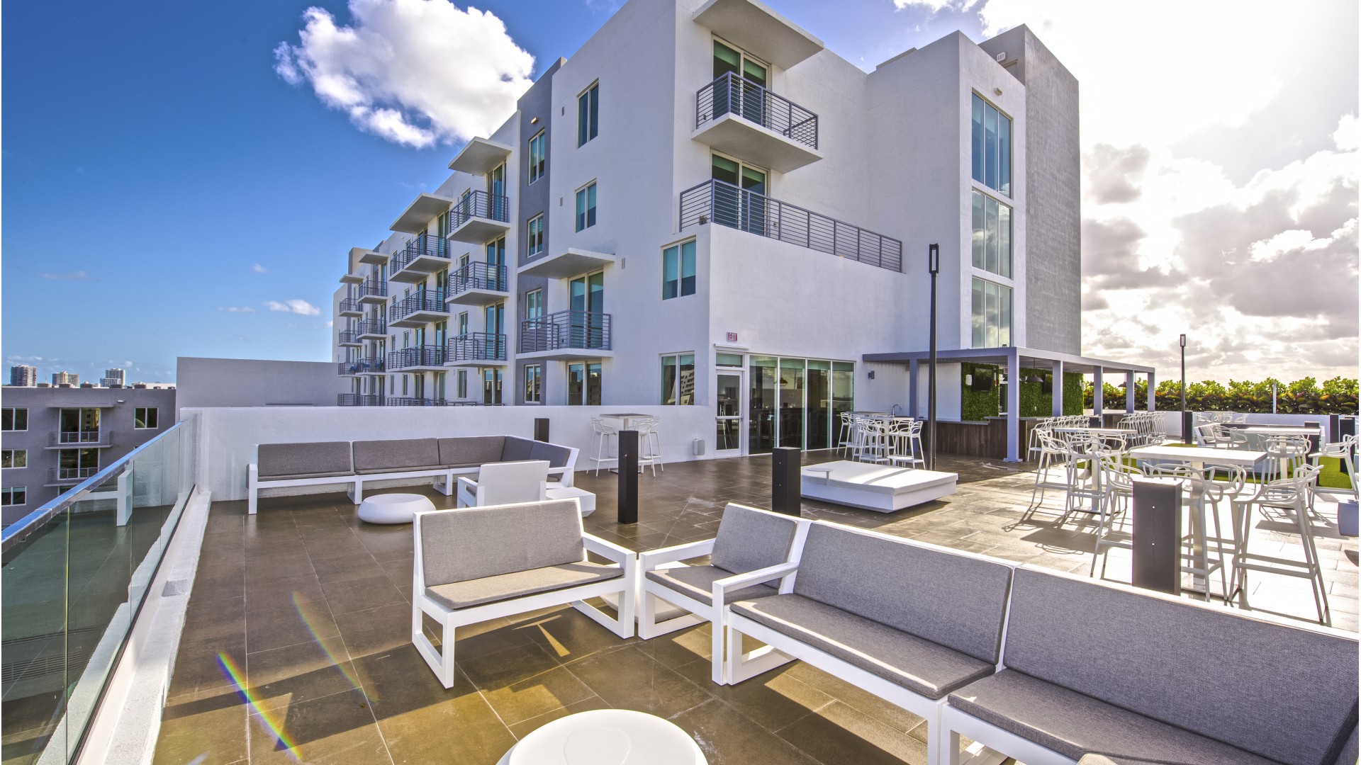 9TH FLOOR CLUBHOUSE, OUTSIDE SEATING AND BAR
