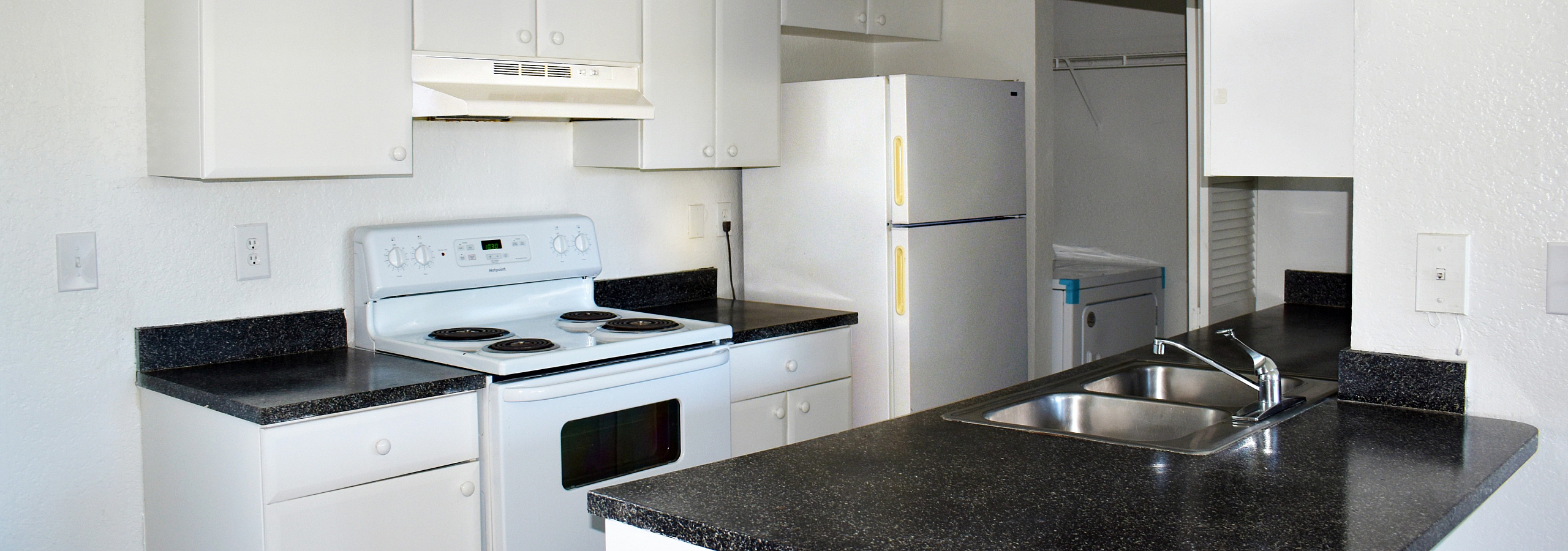 Milton Cove - Modern Kitchen
