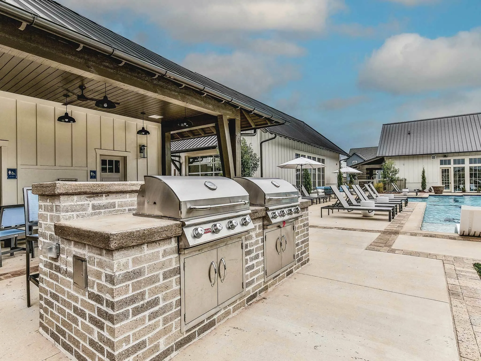 outdoor grills at flint crossing